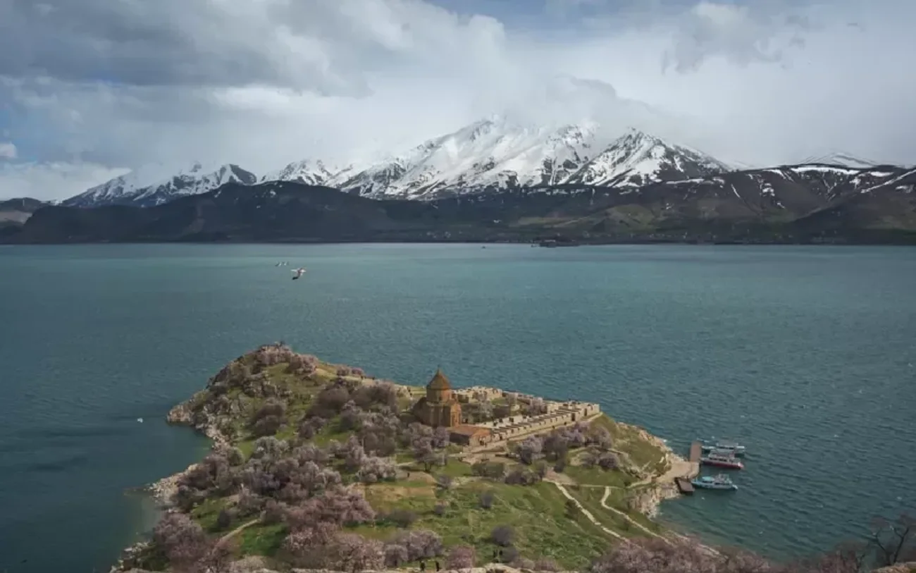 Lago di Van: Un Paradiso Blu in Anatolia